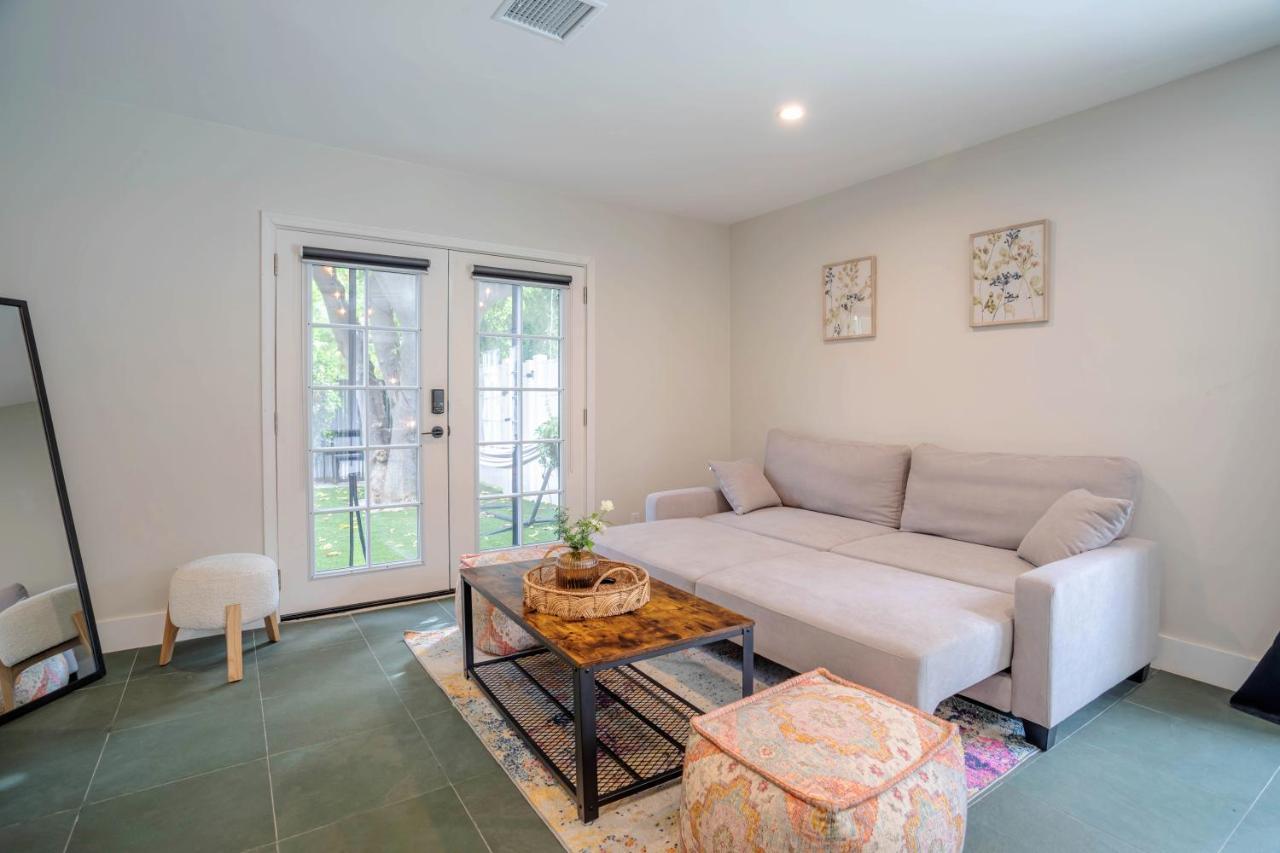 Serene 1 Bed Guest House With Patio Sleeps 6 Los Angeles Bagian luar foto